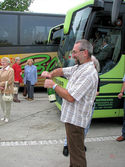07_Zwischenstop_mit_Sekt_vom_Buergermeister_FE