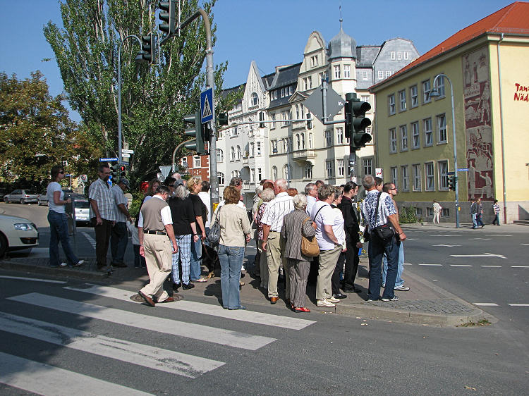 35_hoffendlich_passen_alle_auf_die_Verkehrsinsel