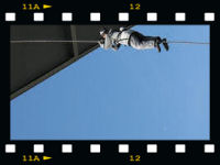 67_da_haengt_einer_aus_dem_Basislager_der_Yetisucher_mini