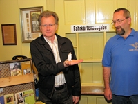 Der Kuenstler mit Maskottchen_mini